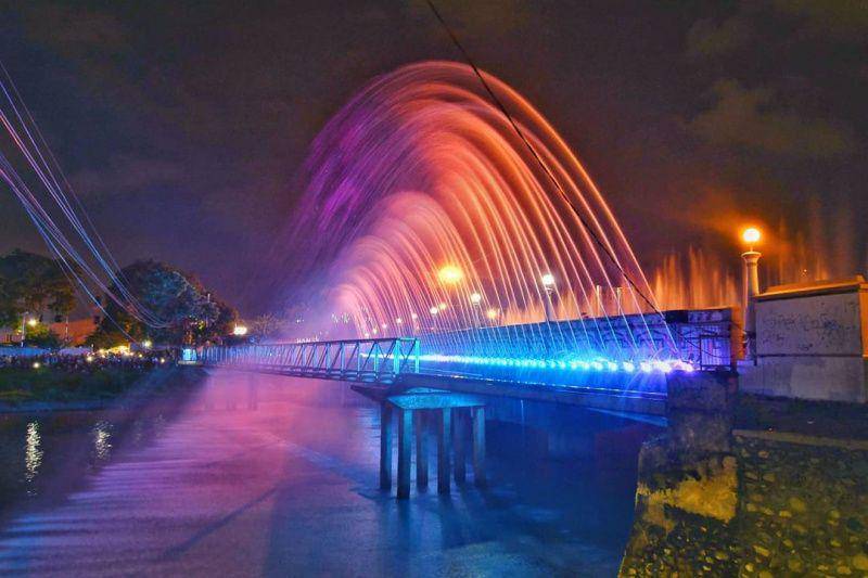gambar Semarang Bridge Fountain (instagram.com/adinugrohofaisal)