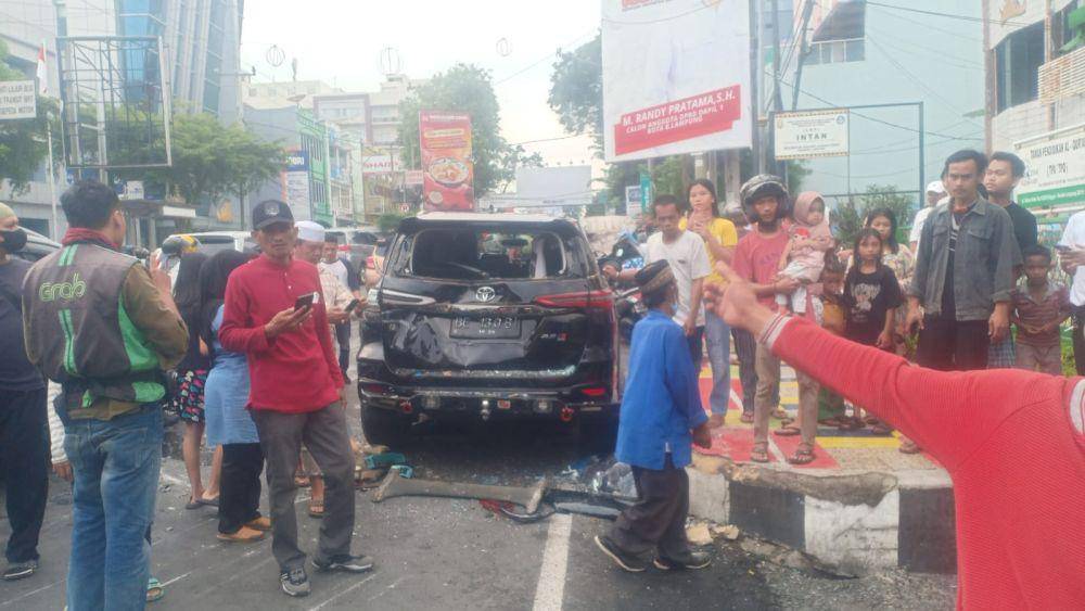 Momen kecelakaan 2 angkot Bandar Lampung adu balap di jalan protokol hingga terguling. (IDN Times/Istimewa.)
