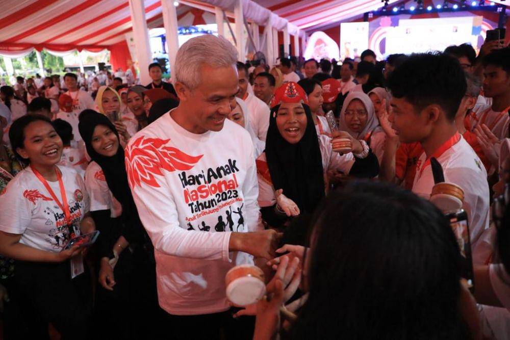 Gubernur Jawa Tengah Ganjar Pranowo menyapa anak anak yang berkerumun di tenda Lapangan Pancasila, Simpang Lima, Semarang. (IDN Times/Dok Humas Pemprov Jateng)