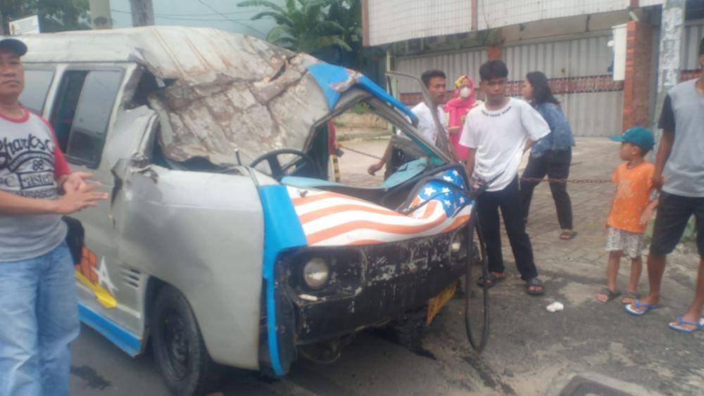 Momen kecelakaan 2 angkot Bandar Lampung adu balap di jalan protokol hingga terguling. (IDN Times/Istimewa.)