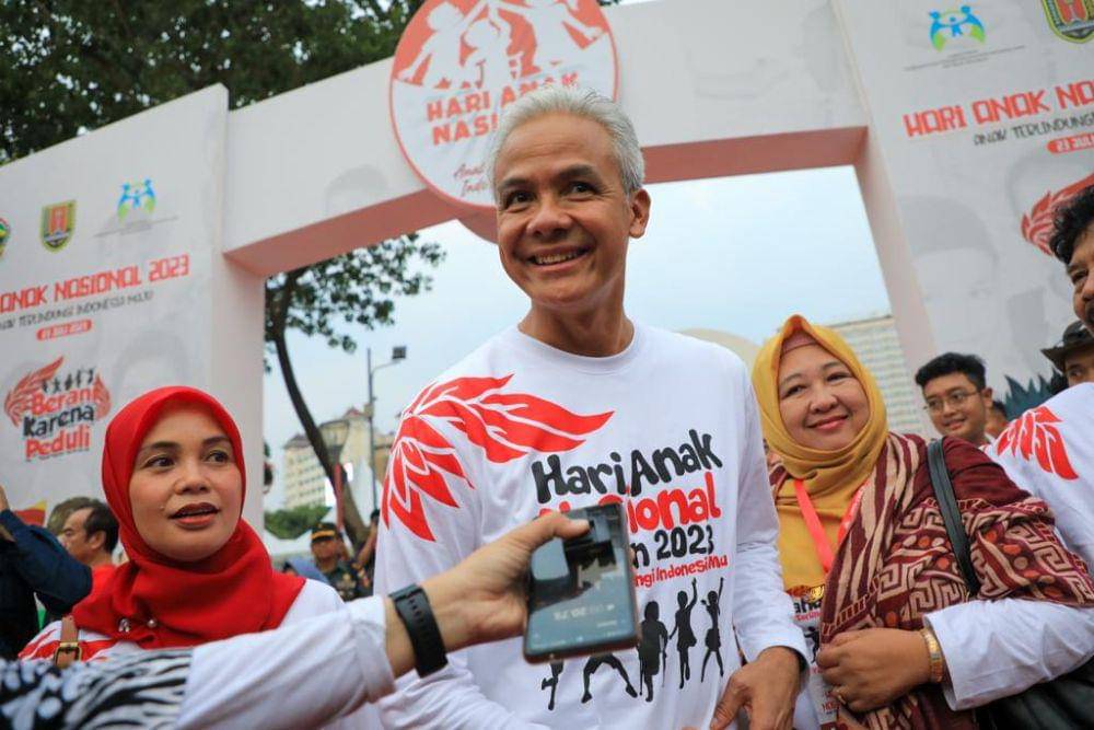 Gubernur Jawa Tengah Ganjar Pranowo didampingi istrinya Siti Ati koh saat menghadiri acara Hari Anak Nasional (HAN) 2023 di Lapangan Pancasila Simpang Lima Semarang. (IDN Times/Dok Humas Pemprov Jateng)