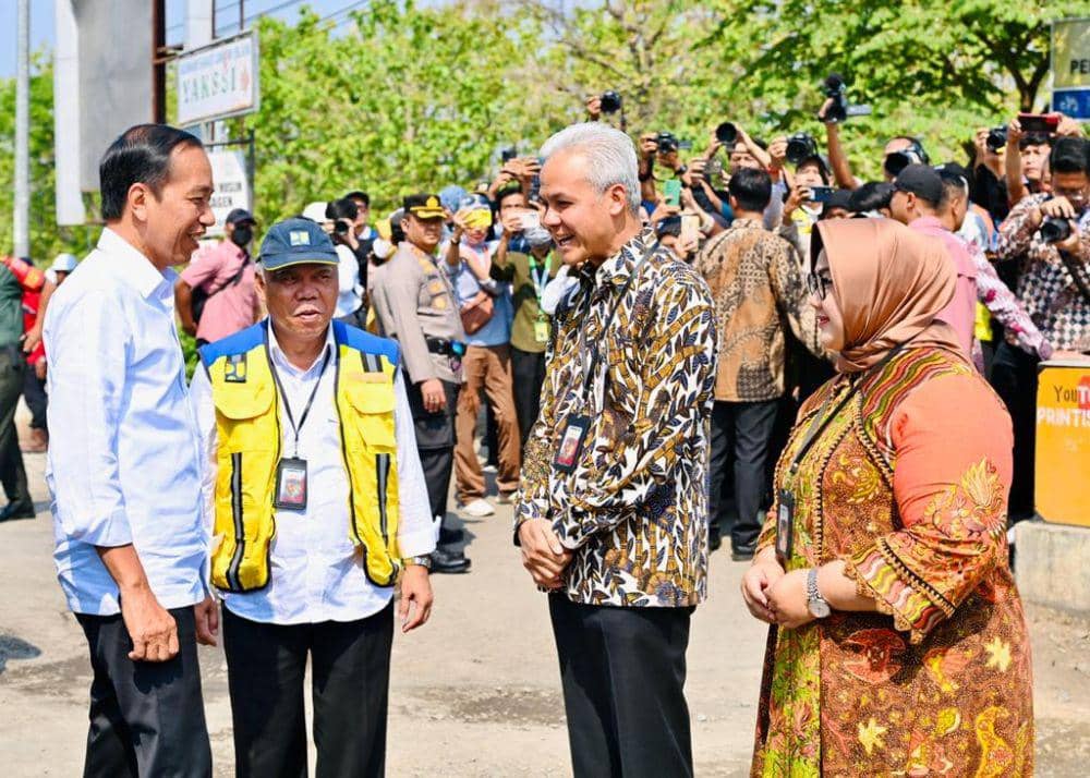 Presiden Jokowi pada Minggu (23/7/2023) meninjau proses perbaikan Jalan Raya Surakarta-Gemolong-Purwodadi di Kabupaten Sragen (dok. Sekretariat Presiden)