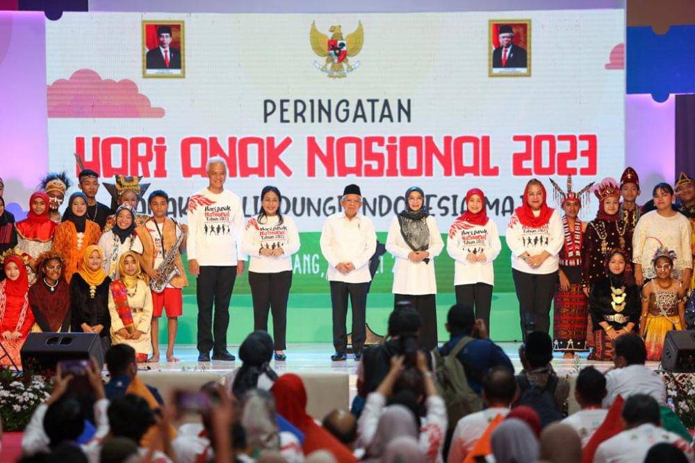 Gubernur Jawa Tengah Ganjar Pranowo bersama Menteri PPA I Gusti Bintang Puspayoga, Wapres Ma'ruf Amin, Siti Atiqoh dan Walikota Semarang Hevearita Gunaryanti Rahayu saat meresmikan puncak acara Hari Anak Nasional di Lapangan Pancasila Simpang Lima, Semarang. (IDN Times/Dok Humas Pemprov Jateng)