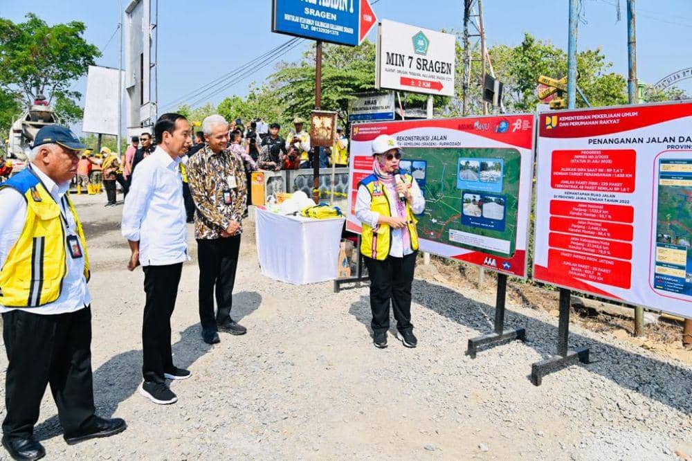 Presiden Jokowi pada Minggu (23/7/2023) meninjau proses perbaikan Jalan Raya Surakarta-Gemolong-Purwodadi di Kabupaten Sragen (dok. Sekretariat Presiden)
