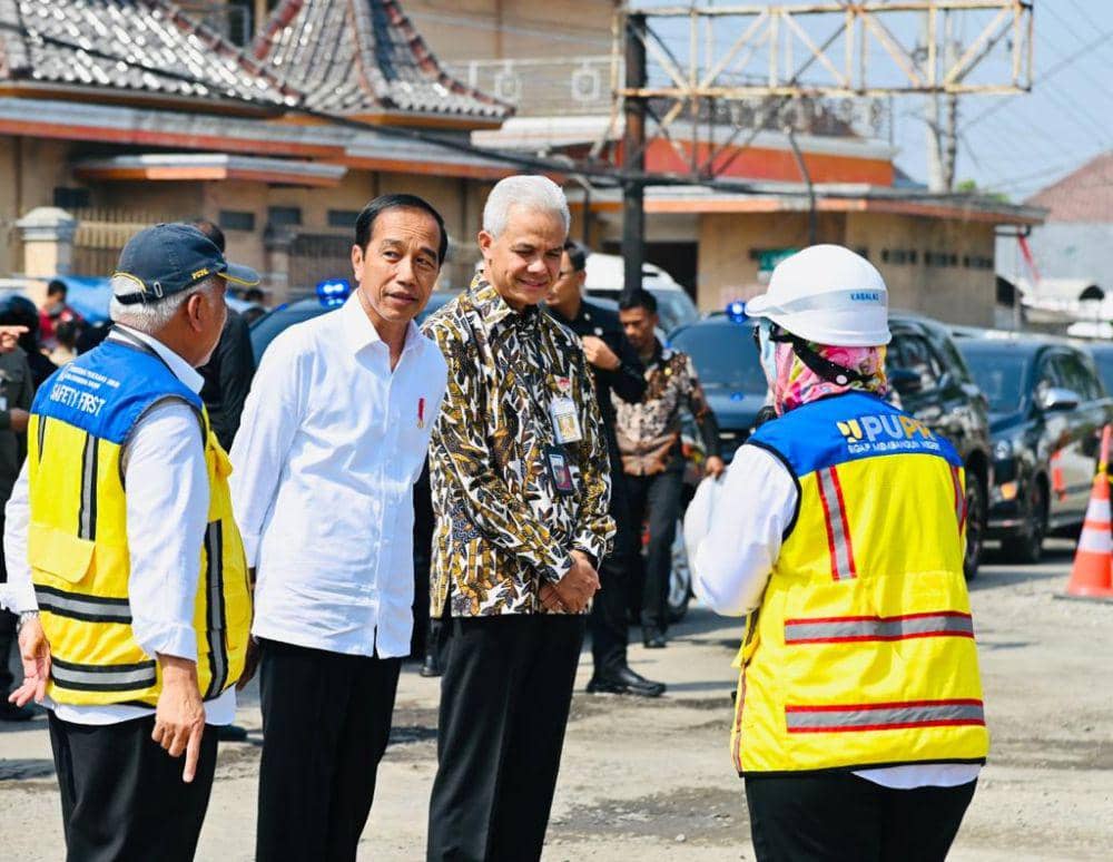 Presiden Jokowi pada Minggu (23/7/2023) meninjau proses perbaikan Jalan Raya Surakarta-Gemolong-Purwodadi di Kabupaten Sragen (dok. Sekretariat Presiden)