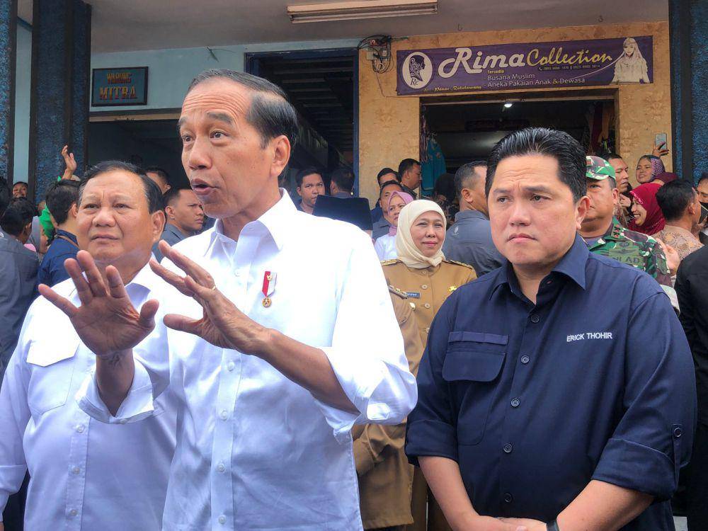 Jokowi bersama Prabowo Subianto dan Erick Thohir saat blusukan ke Pasar Bululawang. (IDN Times/Rizal Adhi Pratama)