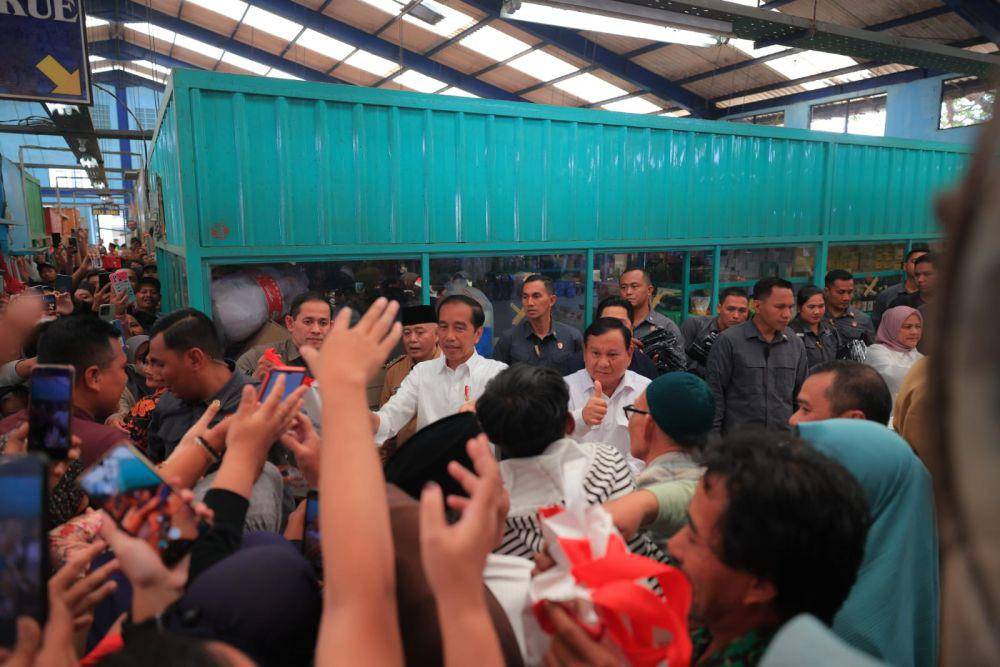 Prabowo Subianto mendampingi Presiden Joko "Jokowi" Widodo membagikan Bantuan Langsung Tunai (BLT) berupa sembako di Pasar Bululawang, Kecamatan Bululawang, Kabupaten Malang, Jawa Timur, Senin (24/7/2023) (dok. Tim Humas Prabowo)