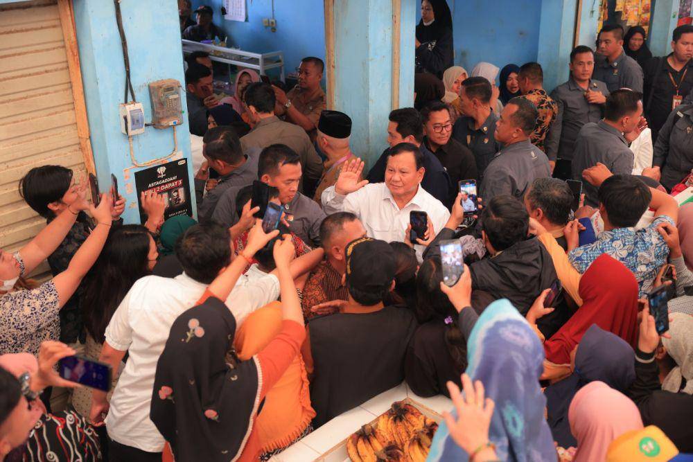 Prabowo Subianto mendampingi Presiden Joko "Jokowi" Widodo membagikan Bantuan Langsung Tunai (BLT) berupa sembako di Pasar Bululawang, Kecamatan Bululawang, Kabupaten Malang, Jawa Timur, Senin (24/7/2023) (dok. Tim Humas Prabowo)