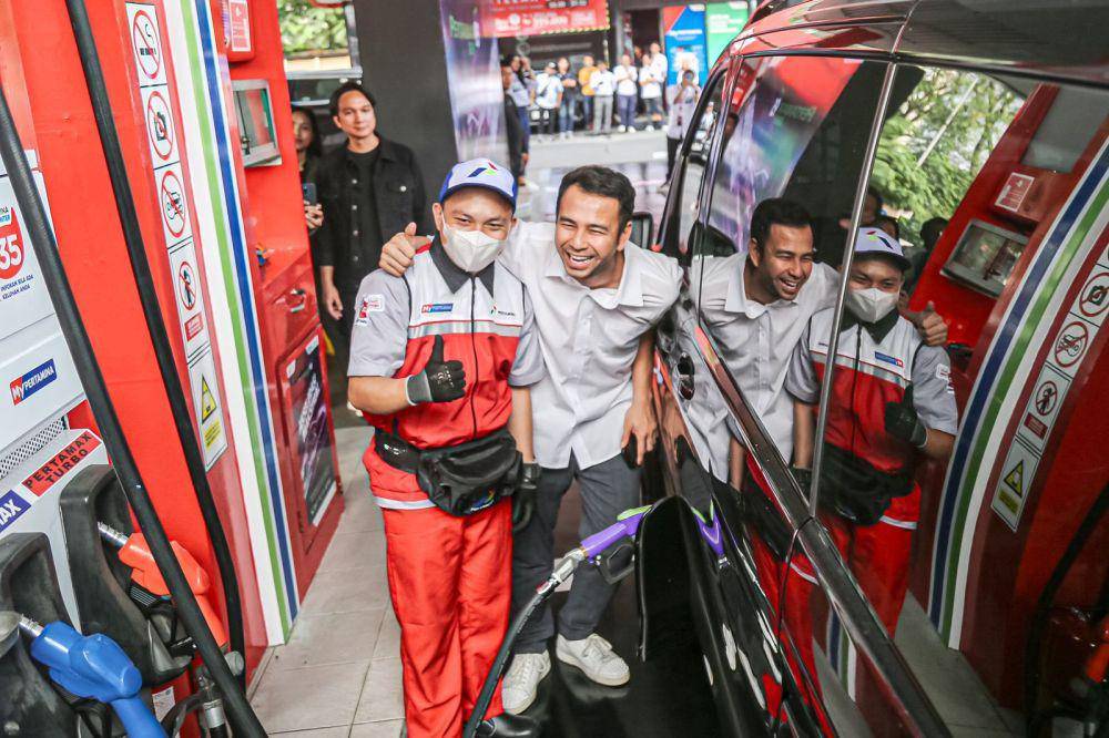Raffi Ahmad isi Pertamax Green 95. (dok. Pertamina)