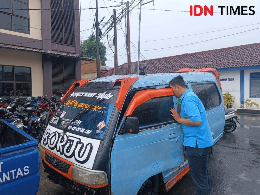Penampakan salah satu angkot terlibat adu balapan di Bandar Lampung hingga terguling di Unit Laka Satlantas Polresta Bandar Lampung. (IDN Times/Tama Yudha Wiguna).