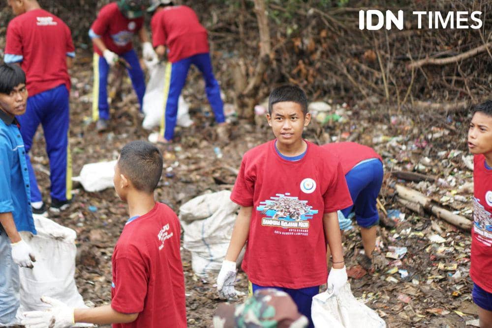 Bersih pantai di Pulau Pasaran bersama nelayan di Kampung Nelayan Maju (Kalaju) Kota Bandar Lampung Kementerian Kelautan dan Perikanan bersama Komisi IV DPR RI. (IDN Times/Tama Yudha Wiguna).
