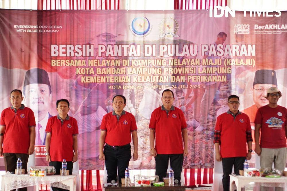 Bersih pantai di Pulau Pasaran bersama nelayan di Kampung Nelayan Maju (Kalaju) Kota Bandar Lampung Kementerian Kelautan dan Perikanan bersama Komisi IV DPR RI. (IDN Times/Tama Yudha Wiguna).