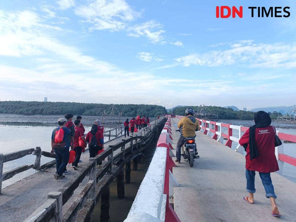 Bersih pantai di Pulau Pasaran bersama nelayan di Kampung Nelayan Maju (Kalaju) Kota Bandar Lampung Kementerian Kelautan dan Perikanan bersama Komisi IV DPR RI. (IDN Times/Tama Yudha Wiguna).