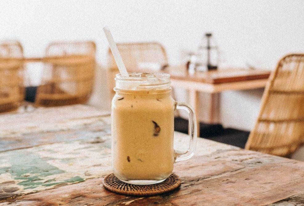 ilustrasi roasted milk tea (unsplash.com/@sonniehiles)