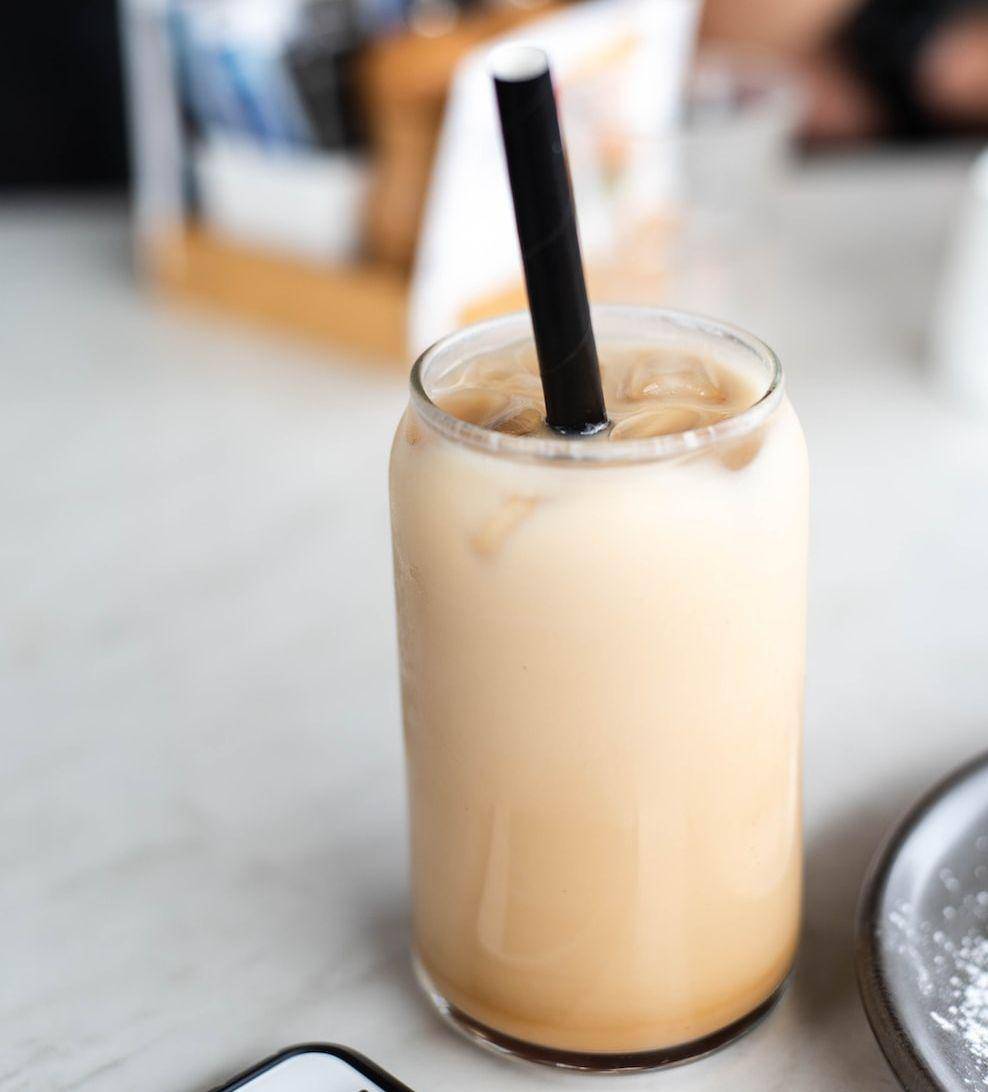 ilustrasi roasted milk tea (unsplash.com/@claire_k)