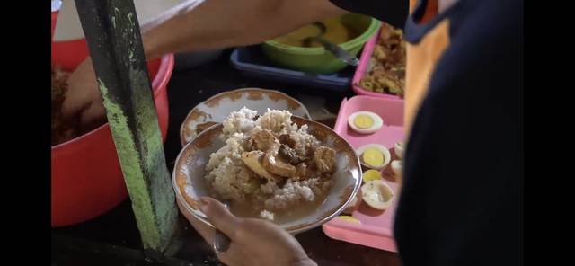 (Tangkapan layar) Seporsi sego sadukan di Warung Abah Waji Surabaya. Youtube Budiono Sukses
