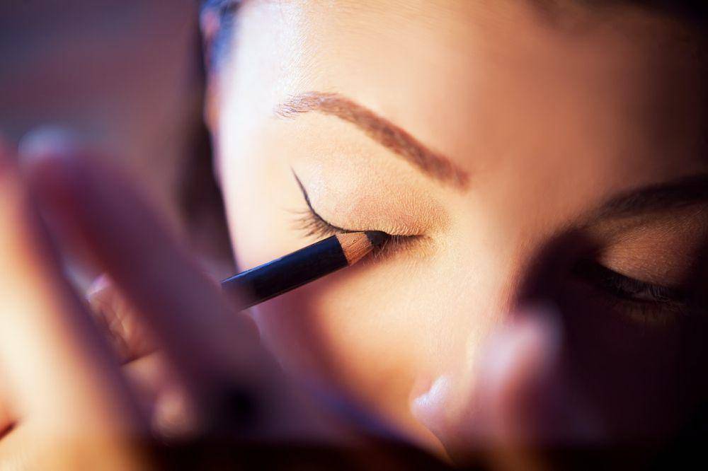 ilustrasi winged eyeliner (pexels.com/Aleks)