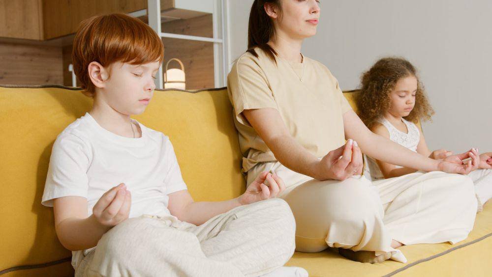 ilustrasi meditasi bersama anak (pexels.com/Artem Podrez)