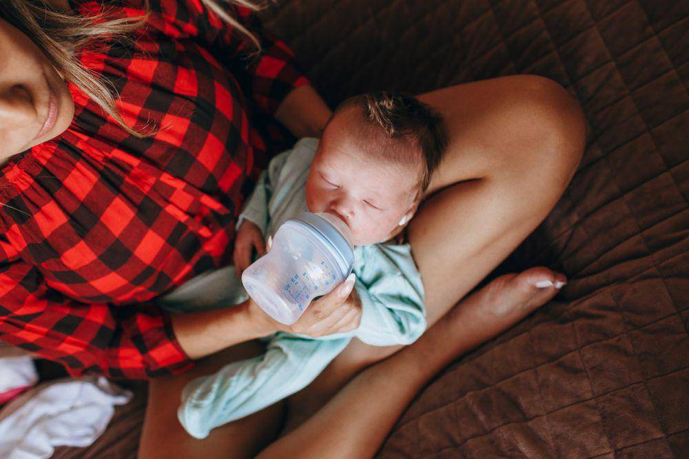ilustrasi bayi tertidur dengan menghisap botol susu (pexels.com/Helena Lopez)