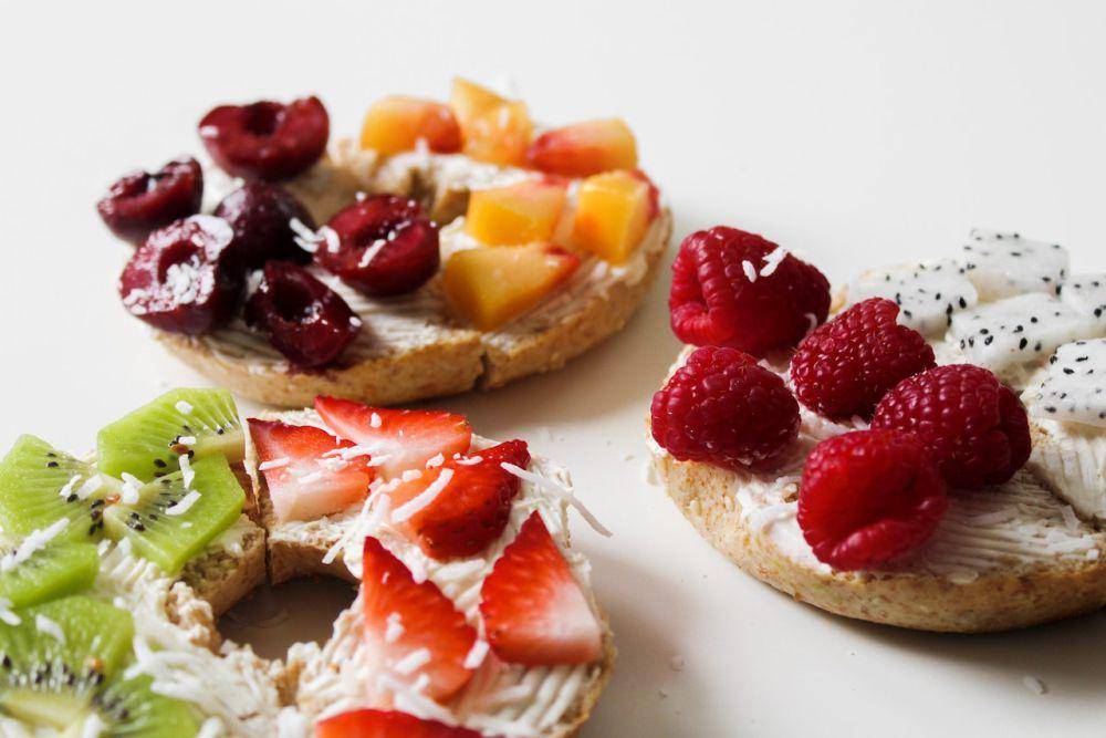 Bagel dengan topping buah (pexels.com/Jane Doan)