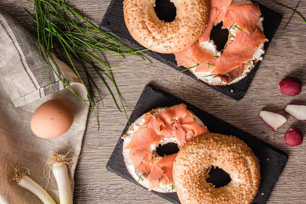Bagel dan salmon (pexels.com/Lucie Liz)