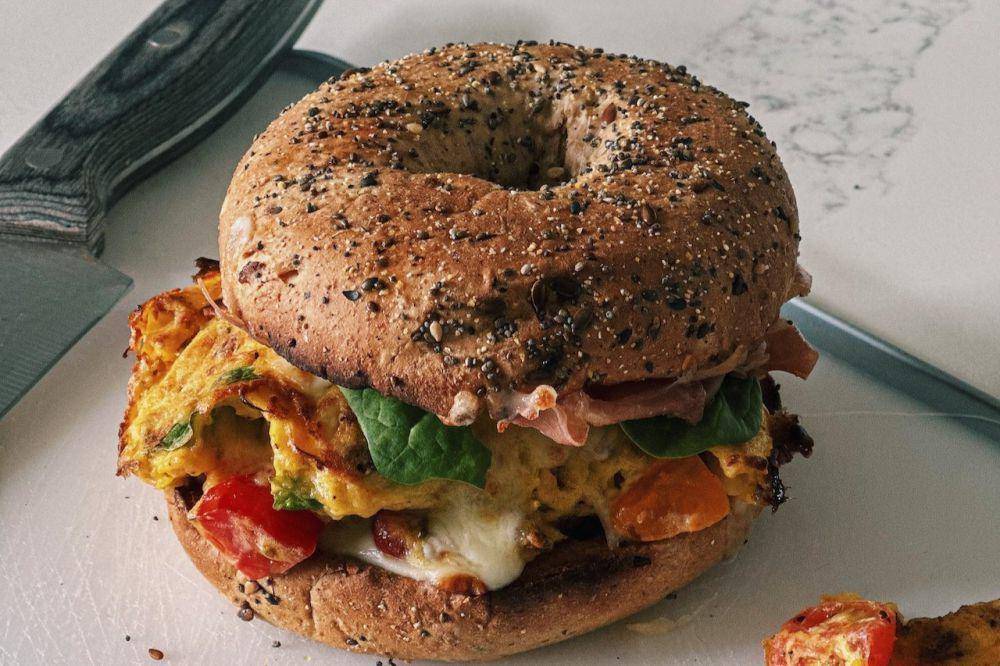 Bagel dengan isian telur dan sayur (pexels.com/Sara Free)