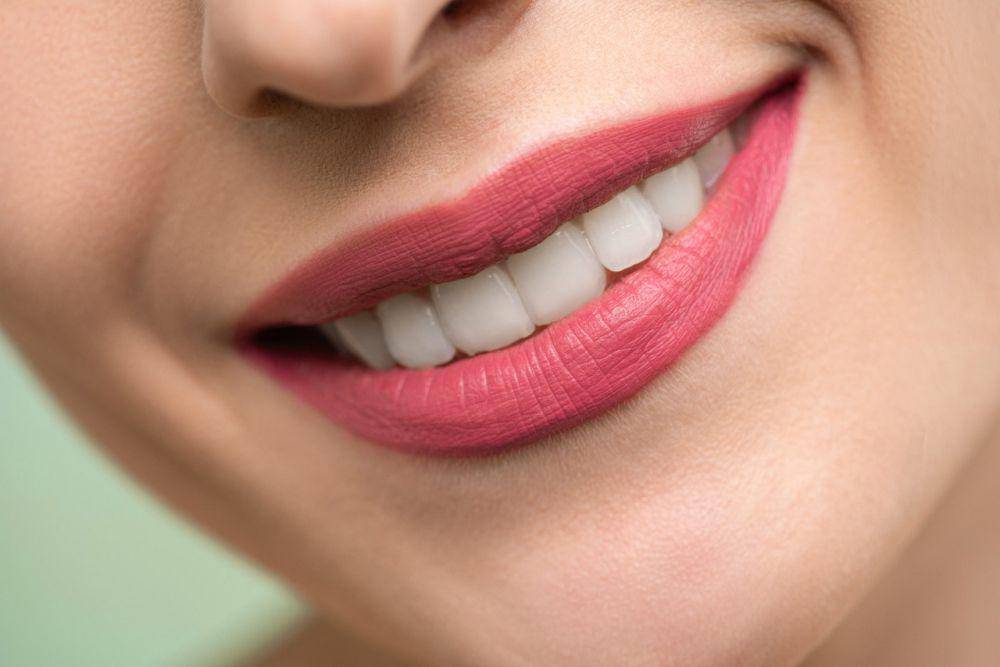 ilustrasi memakai polesan lip pen (pexels.com/ Shiny Diamond)