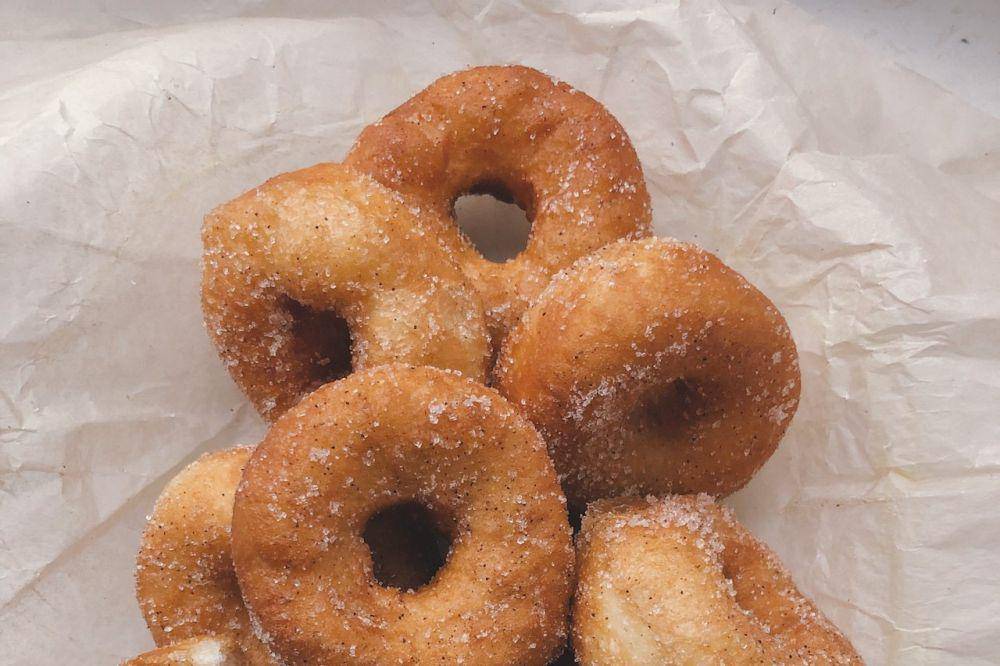 Bagel dengan taburan gula (pexels.com/Унайзат Юшаева)