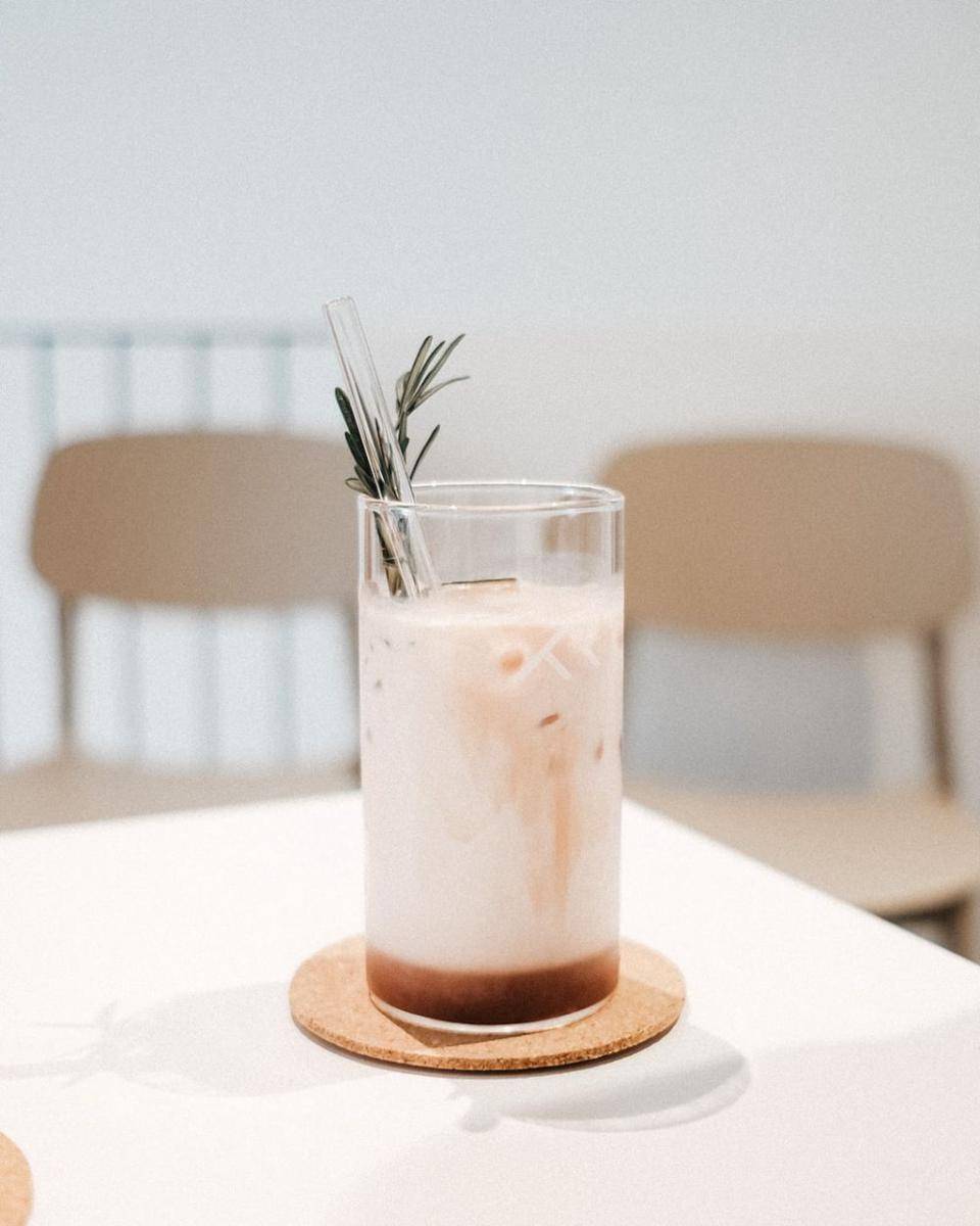ilustrasi roasted milk tea (unsplash.com/@jaydensimm)