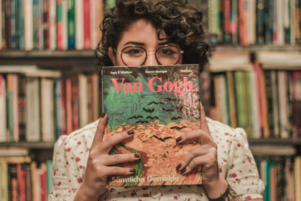 Ilustrasi memilih buku (pexels.com/Wilson Vitorino)