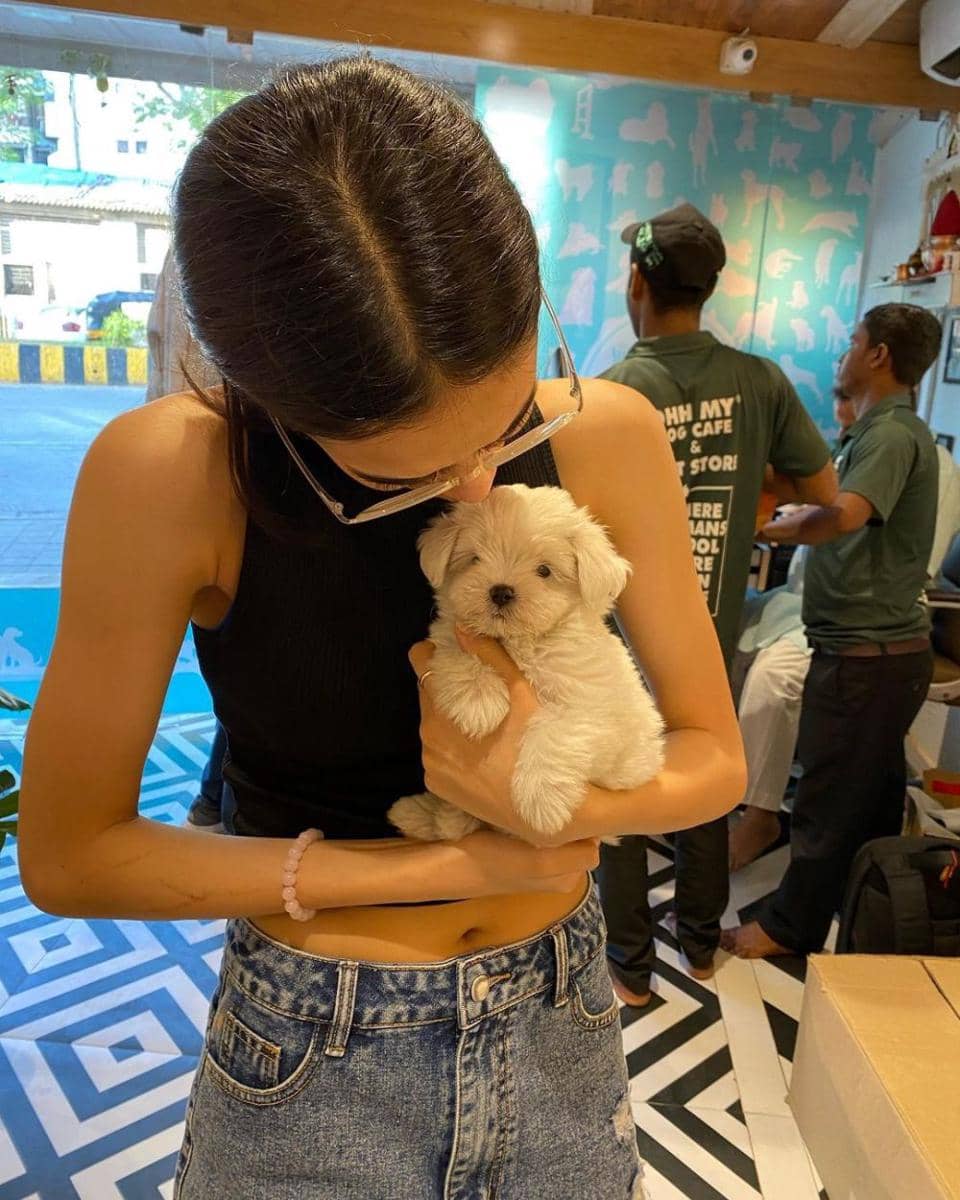 Ruhaanika Dhawan dan anjingnya (instagram.com/ruhaanikad)