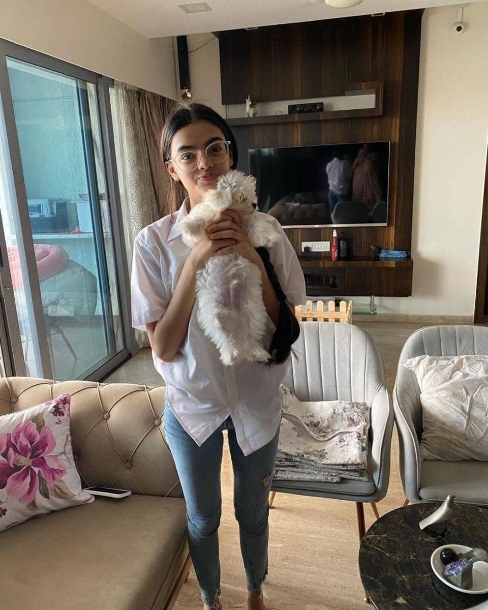 Ruhaanika Dhawan dan anjingnya (instagram.com/ruhaanikad)