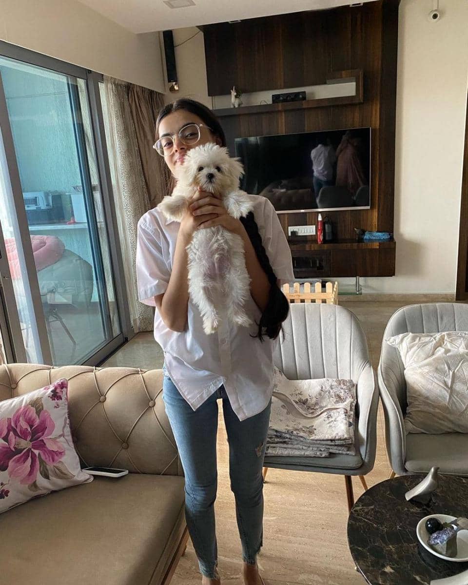 Ruhaanika Dhawan dan anjingnya (instagram.com/ruhaanikad)