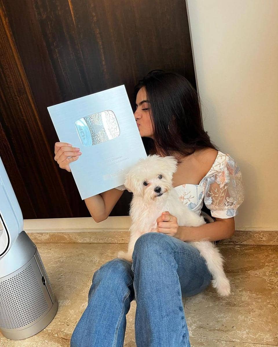 Ruhaanika Dhawan dan anjingnya (instagram.com/ruhaanikad)