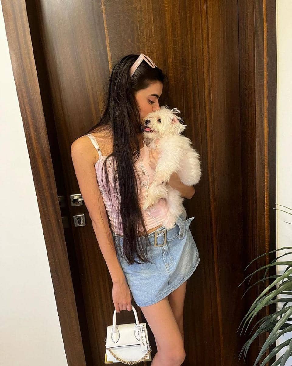 Ruhaanika Dhawan dan anjingnya (instagram.com/ruhaanikad)
