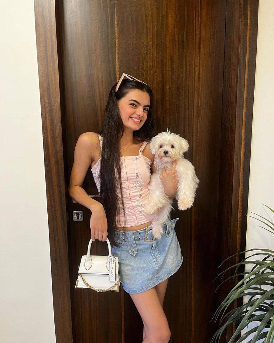 Ruhaanika Dhawan dan anjingnya (instagram.com/ruhaanikad)
