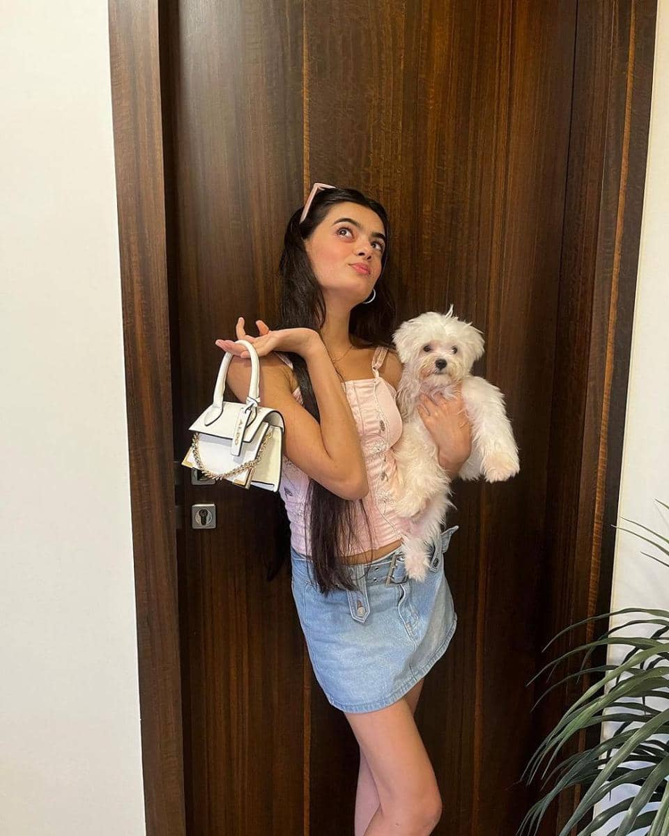 Ruhaanika Dhawan dan anjingnya (instagram.com/ruhaanikad)