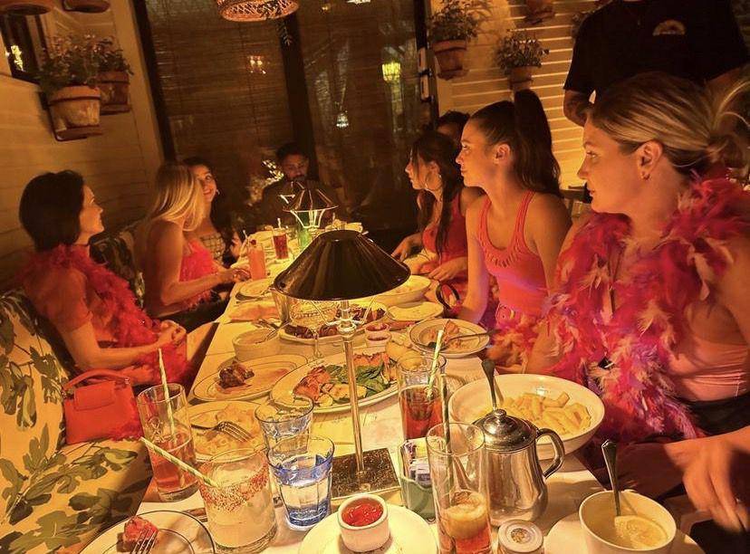 potret Selena Gomez dan teman dinner pakai busana ala Barbie (instagram.com/selenagomez)