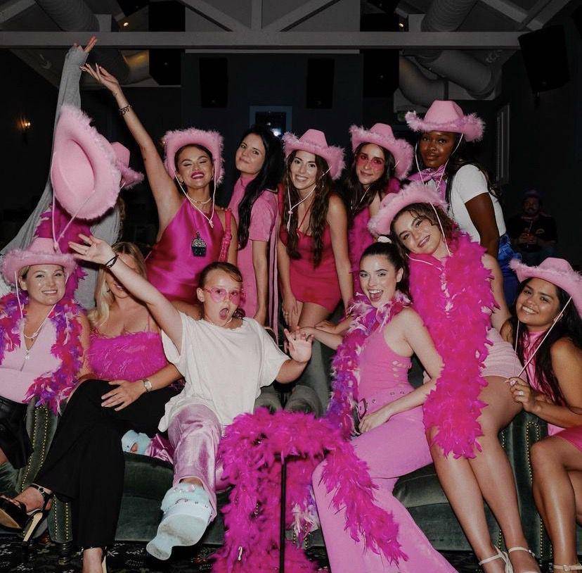 potret Selena Gomez dan teman nonton film Barbie (instagram.com/connarfranklin)
