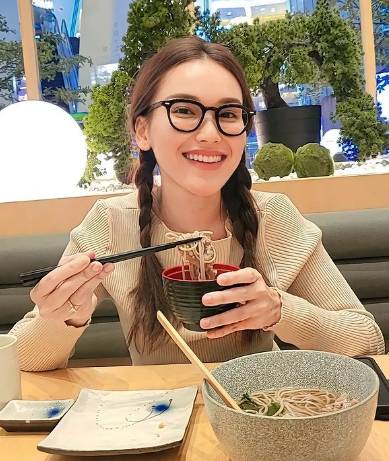 potret Ayu Ting Ting pakai kacamata (instagram.com/ayutingting92)