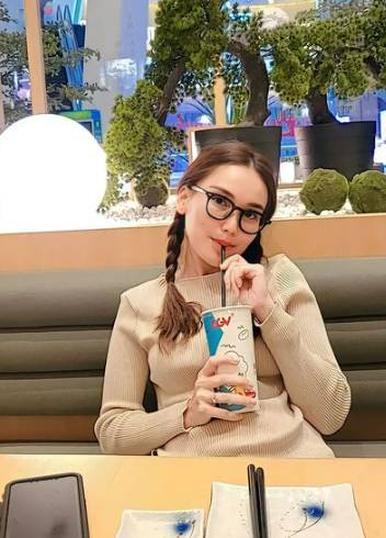 potret Ayu Ting Ting pakai kacamata (instagram.com/ayutingting92)