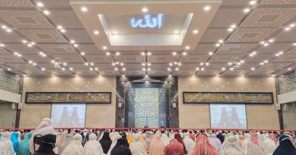 Kiswah atau kain penutup Ka’bah yang dipasang di area mimbar imam dan saf depan Masjid Namira. Instagram/masjidnamira