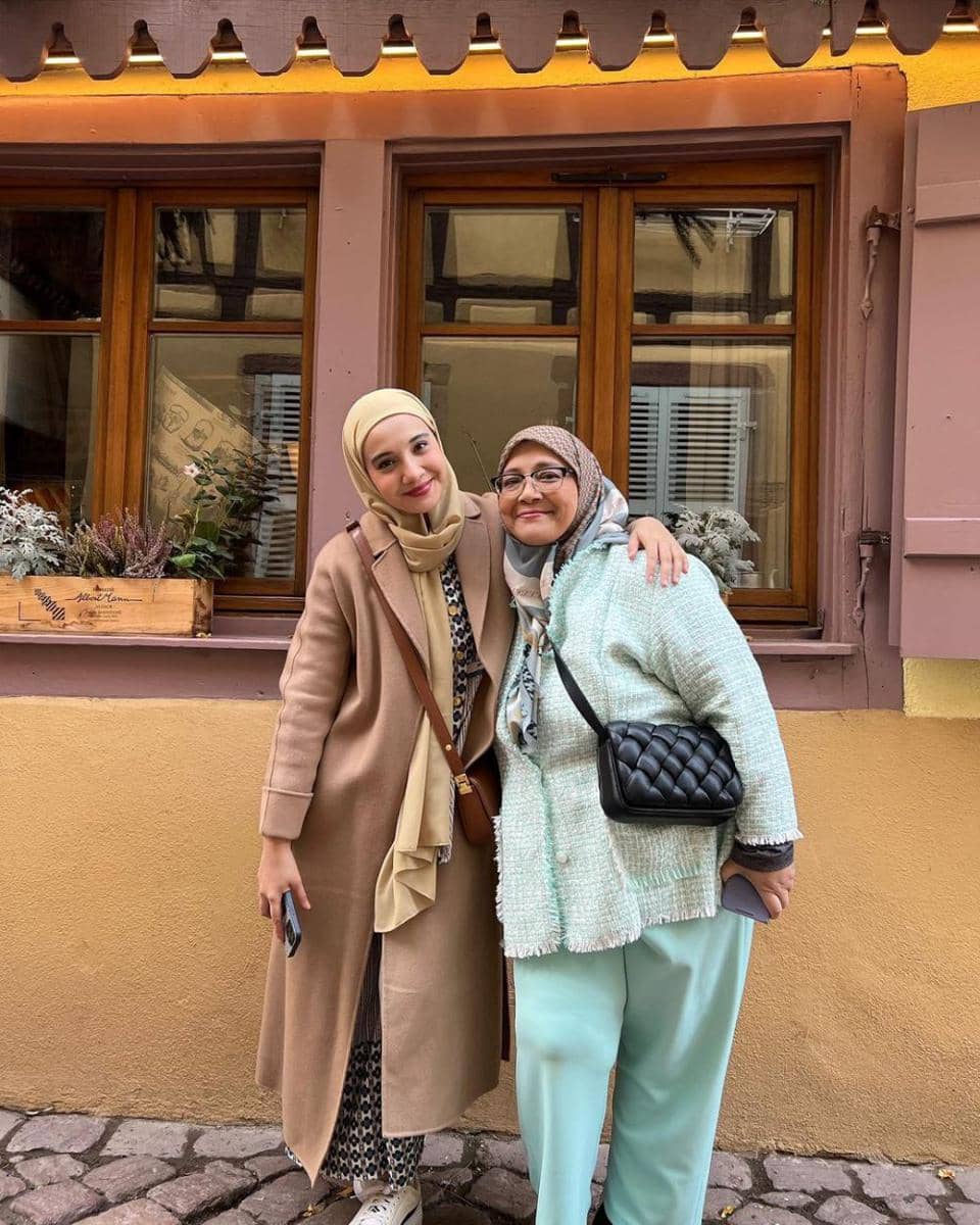 Potret Zaskia Sungkar dan ibunda (Instagram.com/zaskiasungkar15)