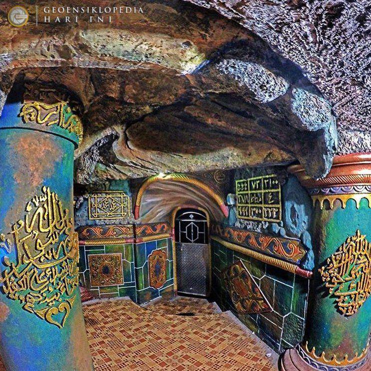 Interior masjid Perut Bumi Al-Maghribi Tuban. Instagram/goensiklopedia