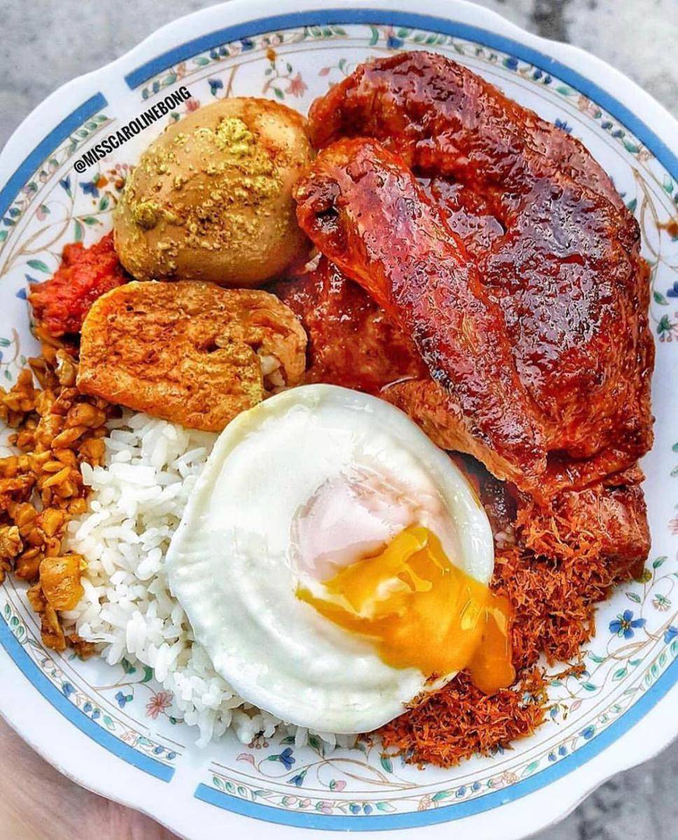 Nasi ayam bumbu rujak dan telor setengah matang di warung Pak Eko. Instagram/surabaya_foodies