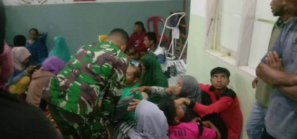 Korban selamat dari kecelakaan kapal penyeberangan antar desa di Kabupaten Buton Tengah, Sulawesi Tenggara, Senin dini hari (24/7/2023). Basarnas Kendari melaporkan 15 korban tewas, sedangkan 19 korban lain masih dicari. (Dok. Basarnas Kendari)