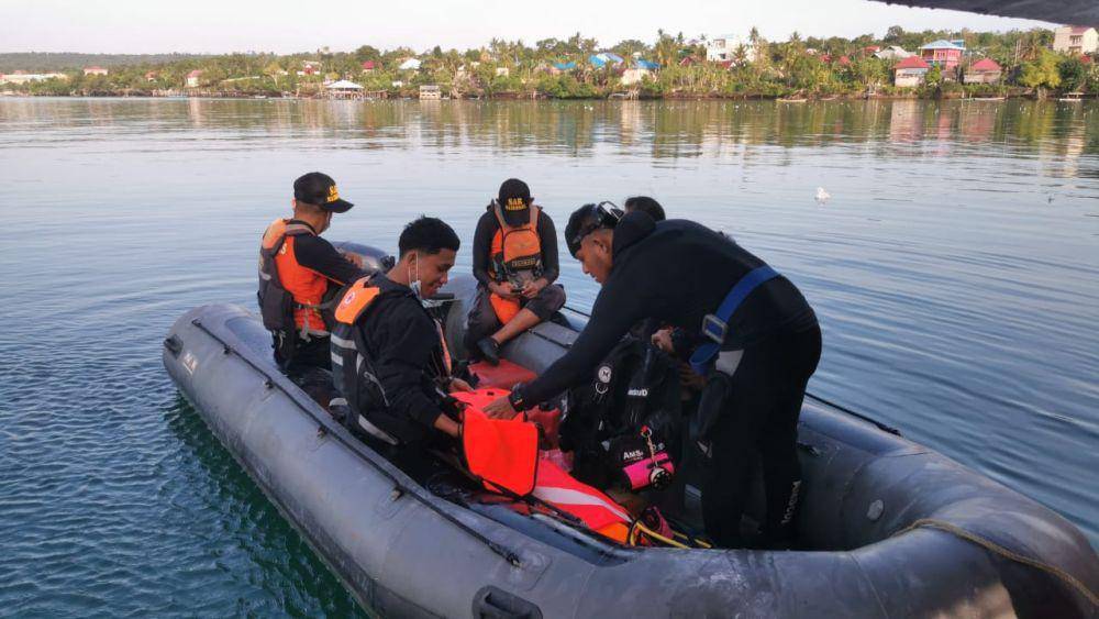 Tim SAR gabungan mengevakuasi korban tewas kecelakaan kapal penyeberangan antar desa di Kabupaten Buton Tengah, Sulawesi Tenggara, Senin dini hari (24/7/2023). (Dok. Basarnas Kendari)