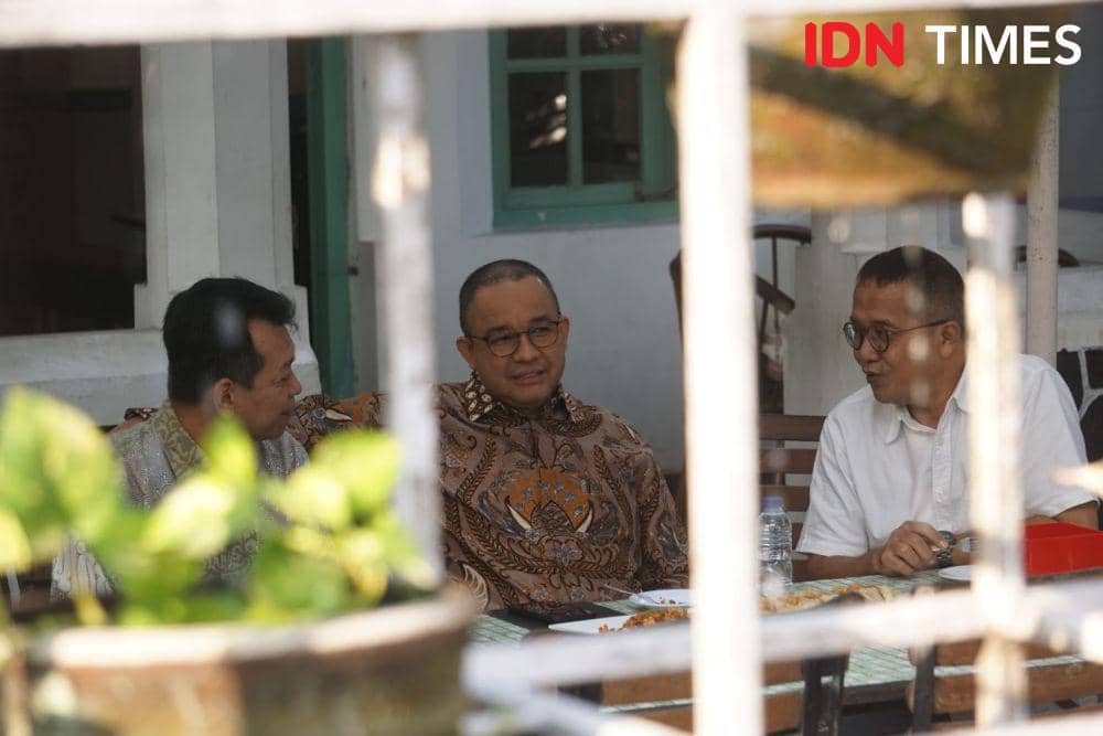 Anies menyantap sarapan di Legend Coffee, Kota Yogyakarta (IDN Times/Herlambang Jati Kusumo)