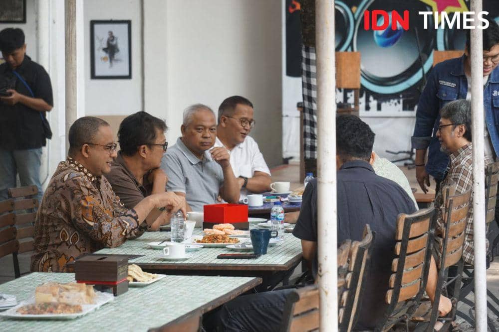 Anies menyantap sarapan di Legend Coffee, Kota Yogyakarta (IDN Times/Herlambang Jati Kusumo)