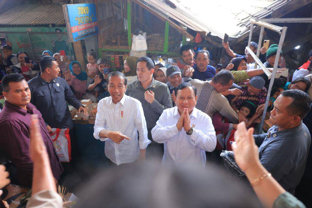 Presiden Joko Widodo saat mengajak Menhan Prabowo Subianto blusukan di Pasar Bululawang, Malang. Dok. Istimewa.